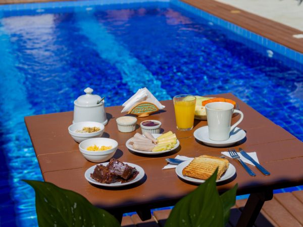 Café da manhã externo da pousada em Búzios